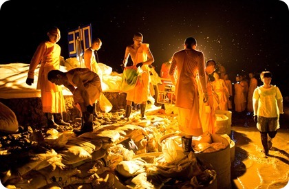 monjes reforzndo una barrera bangkok